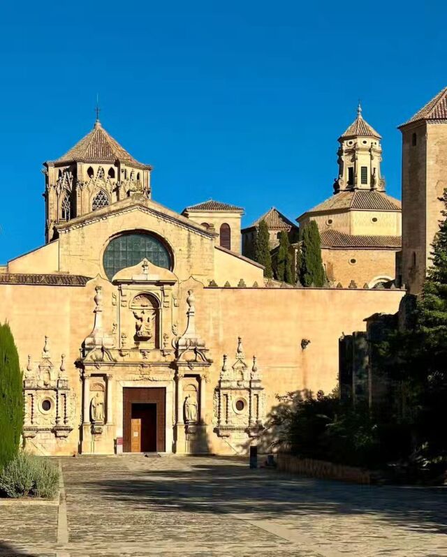 🫶 An impressive architectural complex and one of the largest monasteries in Europe. Declared World Heritage, it is home to a large monastic community that maintains the spirituality of the place.
📍 The Monastery of Santa María de Poblet is one of the three monasteries in The Cistercian Route (@larutadelcister).
📸 by @mmkpeker_
ℹ️@monestirdepoblet @turismeconca @larutadelcister @costadauradatur
#inLOVEwithCatalonia #CatalunyaExperience #Catalonia #Catalunya #MonestirDePoblet #LaRutaDelCister #ConcaDeBarbera #CostaDaurada