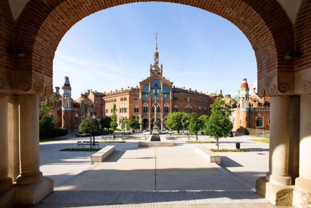 📣 Lovers of culture, architecture and history, listen up!
🕍 Come and discover the modernist treasure of the Recinte Modernista de Sant Pau in Barcelona! This unique jewel, the work of the genius Lluís Domènech i Montaner, offers you an unforgettable experience combining art, history and sustainability!
-----
📣 Amanti della cultura, dell’architettura e della storia, ascoltate!
🕍 Venite a scoprire il tesoro modernista del Recinte Modernista de Sant Pau a Barcellona! Questo gioiello unico, opera del genio Lluís Domènech i Montaner, vi offre un’esperienza indimenticabile che combina arte, storia e sostenibilità!
❤️ Se ami la Catalunya, seguici! 👉 @catalunyaexperience_it
📸 @santpaubcn
#inLOVEwithCatalonia #CatalunyaExperience #Catalonia #Catalunya #RecinteModernista #SantPauBCN #hospitalsantpau #DomènechiMontaner #Barcelona #worldheritage