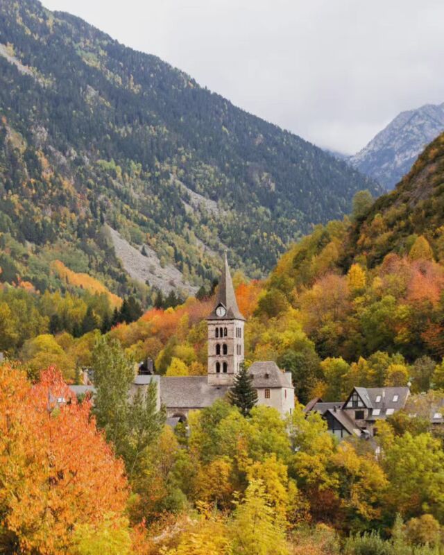 🇬🇧 Located at an altitude of 1,114m, Arties is a beautiful little village that combines nature and historical monuments, surrounded by the majestic Pyrenees Mountains. ⛰️
The most famous of these is the Romanesque Church of Santa Maria, built in the 12th century ⭐️
Why not spend a wonderful moment in Alties, where nature and history are in harmony? 🌄
-----
:jp: 標高1,114メートルに位置するアルティエス(Arties)は、雄大なピレネー山脈に囲まれた自然と歴史的建造物が融合した美しい小さな村です⛰️
中でも12世紀に建てられたロマネスク様式の「サンタ・マリア教会」が有名です⭐️
アルティエスで自然と歴史が調和する素敵なひとときを過ごしてみませんか？🌄
❤️ カタルーニャが大好きな方は、ぜひフォローを！👉 @catalunyaexperience.jp
ℹ️ @visitarties @val_daran @visitpirineus
#CatalunyaExperience #Arties #バルセロナ #アルティエス #登山 #絶景 #自然 #ロマネスク様式 #温泉 #ピレネー山脈#海外旅行好きな人と繋がりたい