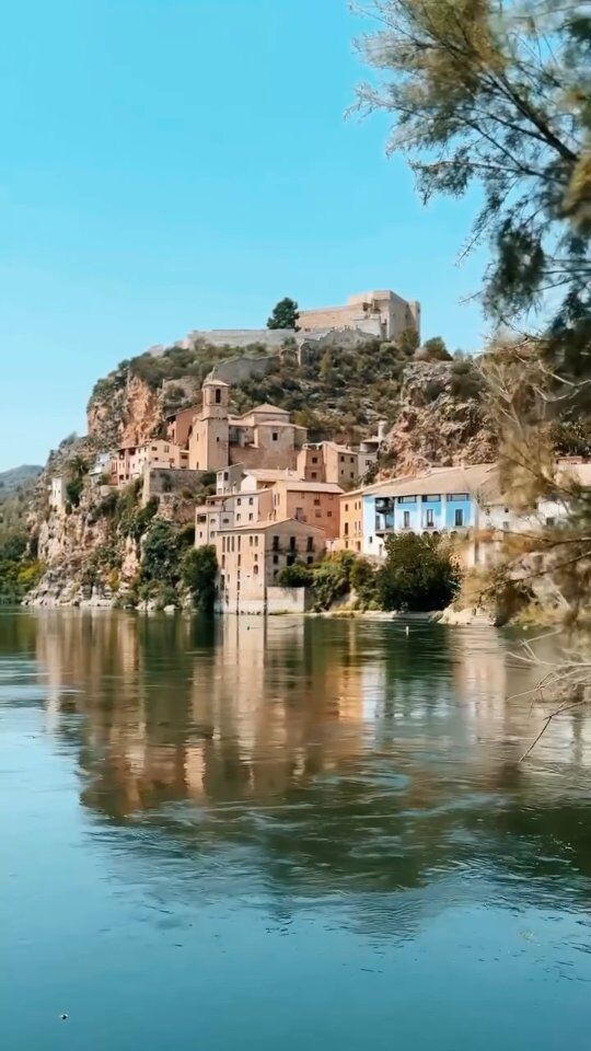 👉 @riberadebreturisme recommends: "The Templars built a large Romanesque fortress in Miravet to control the territory and the Ebre River. It was the provincial headquarters of the Templars of the Crown of Aragon, and today, several rooms can be visited, such as the stables, the cistern, the kitchen, the refectory, the storerooms, and the church."
🎥 by @riberadebreturisme
ℹ️ @miravetturisme @riberadebreturisme @terresebre
#inLOVEwithCatalonia #CatalunyaExperience #Catalonia #Catalunya #Miravet #RiberaDEbre #TerresEbre #ReservaDeLaBiosfera