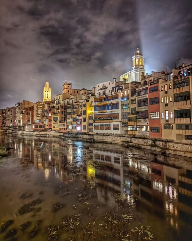 📍 Girona is a city with character (#CiutatsiVilesAmbCaràcter) where take a leisurely stroll through the old town, visit the museums and the historic buildings, wander through the streets,...
🚗🏍️ Girona is one of the places that you can visit in section 5 of #GrandTourCatalunya 
🔎 www.grandtour.catalunya.com (Link Bio) 
📸 by @funcionviajera 
ℹ️ @turisme_gi @turismegirones @costabravapirineu
#inLOVEwithCatalonia #CatalunyaExperience #Catalonia #Catalunya #GironaCity #InCostaBrava #gameofthrones #CiutatsiVilesAmbCaràcter